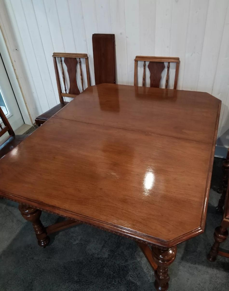 Knetchel Dining Set