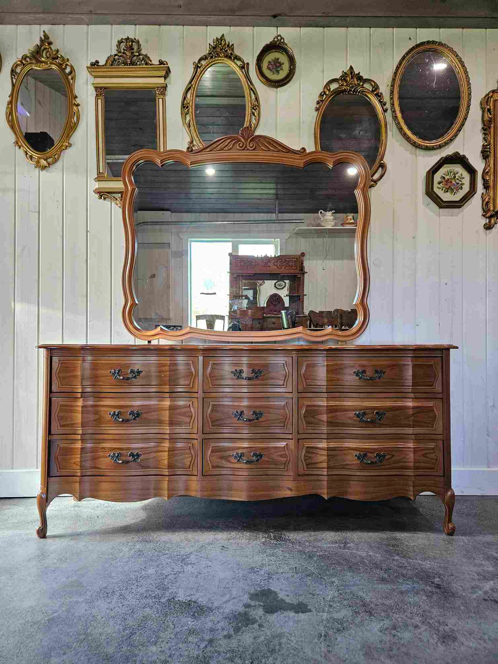 Victoriaville 9 Drawer Dresser