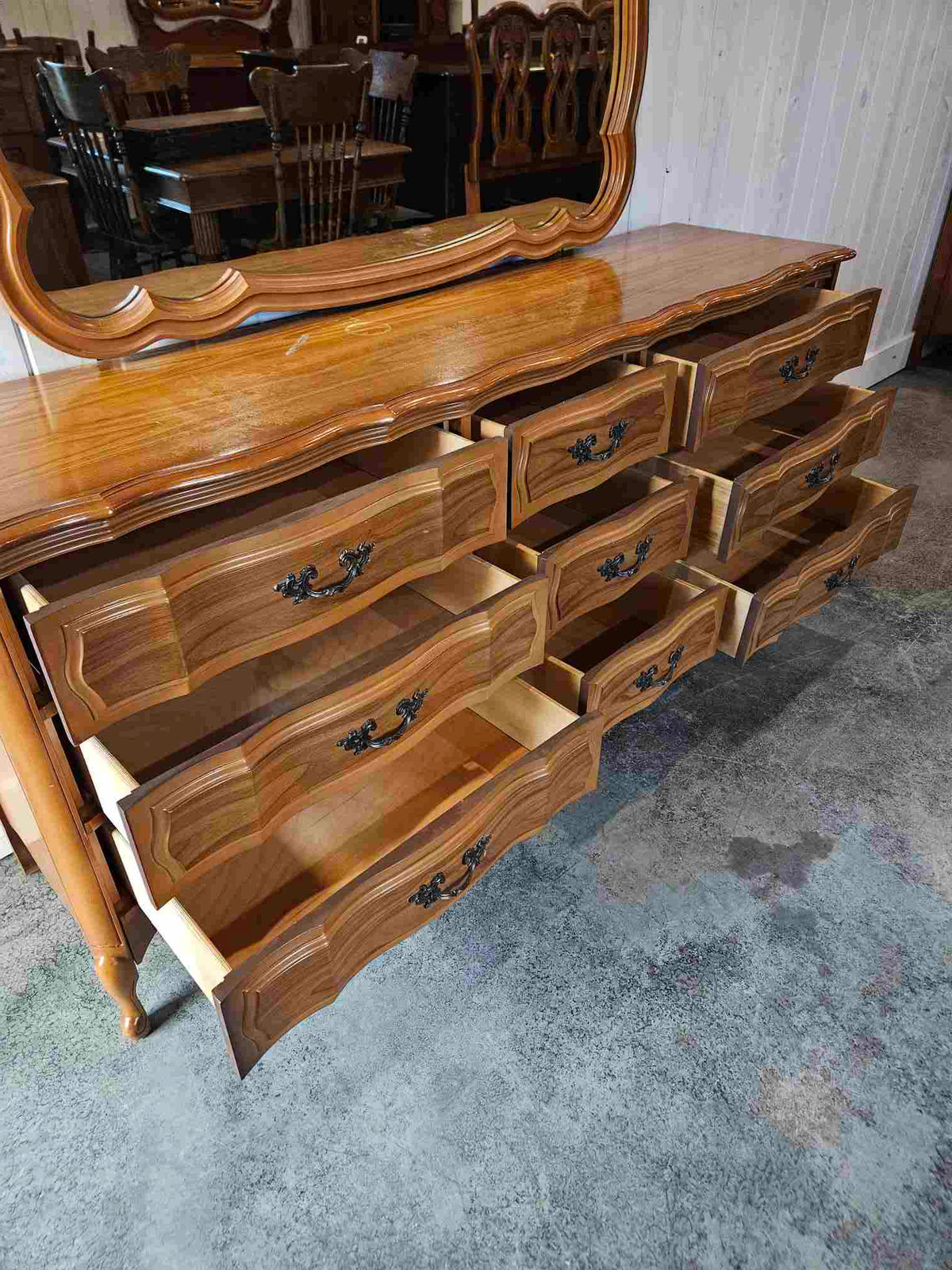Victoriaville 9 Drawer Dresser