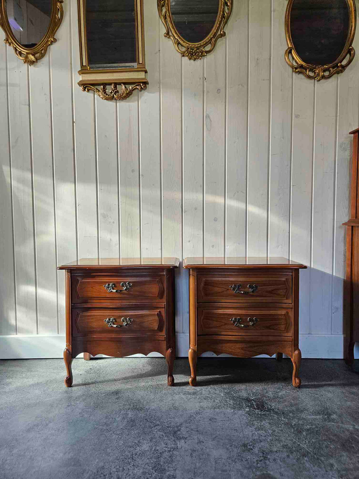 Victoriavilla Nightstands