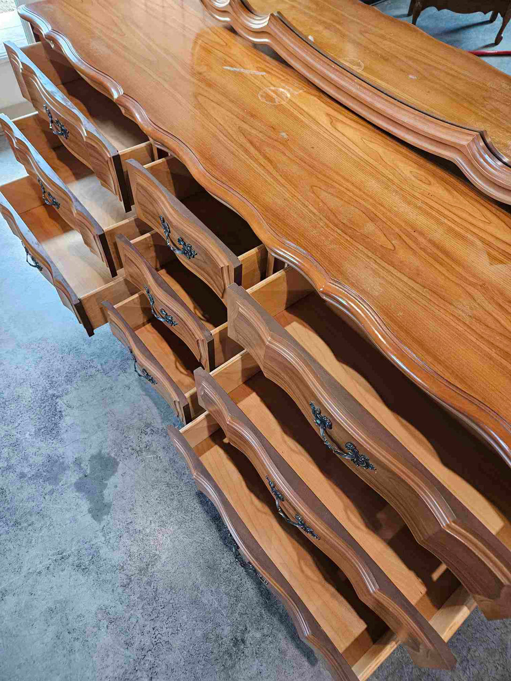 Victoriaville 9 Drawer Dresser